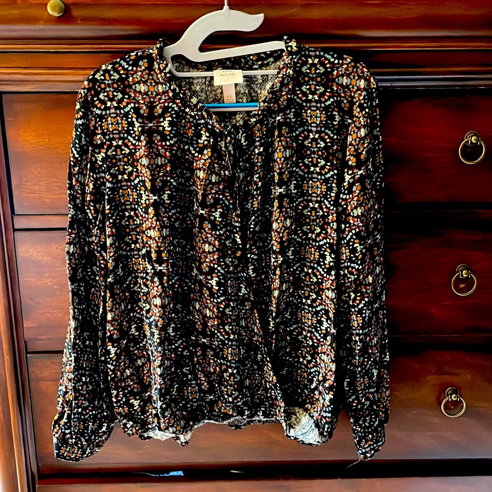 Know Rose blouse with elastic on the bottom hem